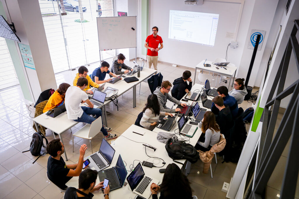Teaching Computer Science in Tune With the Professional World 6 Teaching Computer Science in Tune With the Professional World
